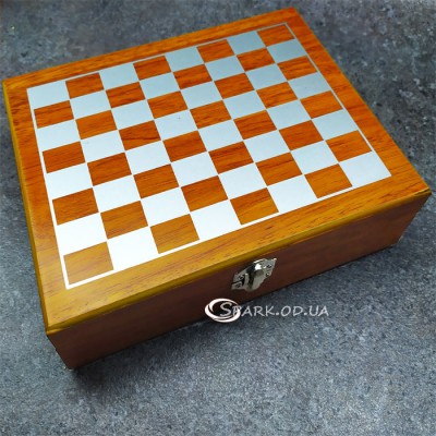 Набір з флягою/шахи в дерев'яному кейсі № AN-136